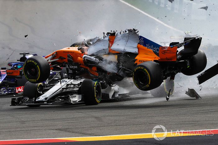 Charles Leclerc, Sauber C37, Fernando Alonso, McLaren MCL33 