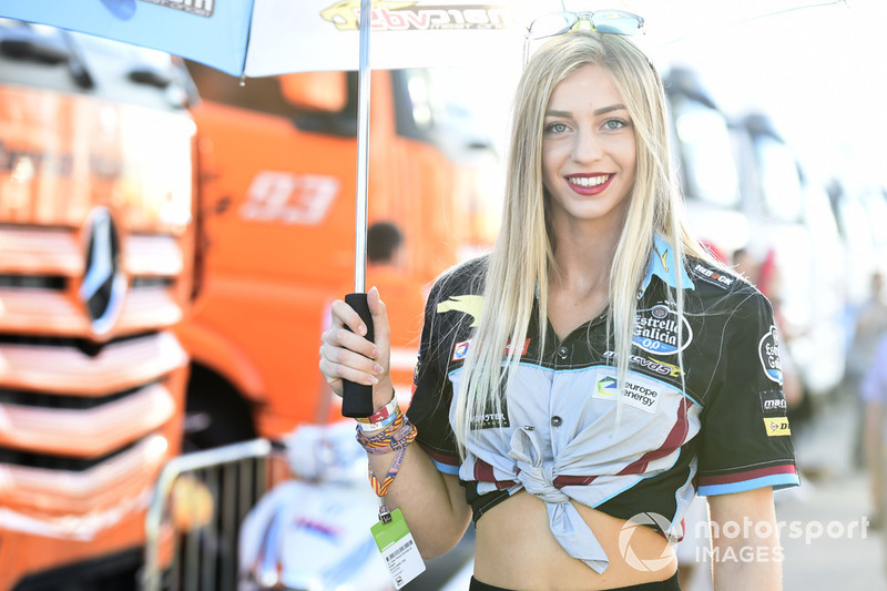 Una chica de la parrilla