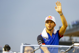 Pierre Gasly, Toro Rosso, zwaait tijdens de rijdersparade