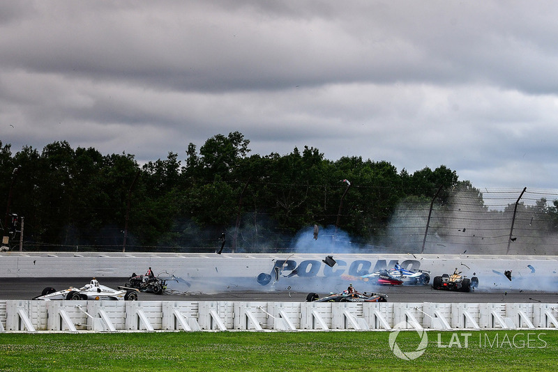 Robert Wickens, Schmidt Peterson Motorsports Honda, James Hinchcliffe, Schmidt Peterson Motorsports Honda, Ryan Hunter-Reay, Andretti Autosport Honda, Pietro Fittipaldi, Dale Coyne Racing Honda crash