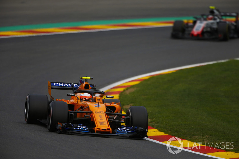 Stoffel Vandoorne, McLaren MCL33, leads Kevin Magnussen, Haas F1 Team VF-18