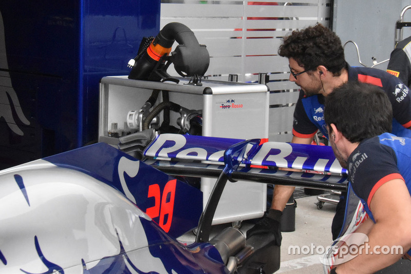 Toro Rosso rear wing technical detail
