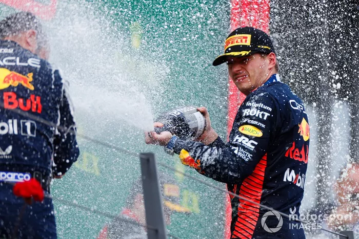 Max Verstappen, Red Bull Racing, 1ª posición, rocía el Champán de la victoria en el podio.