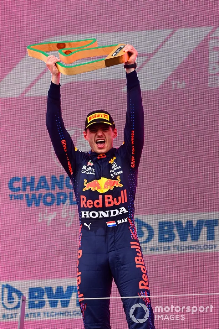 Podio: ganador de la carrera Max Verstappen