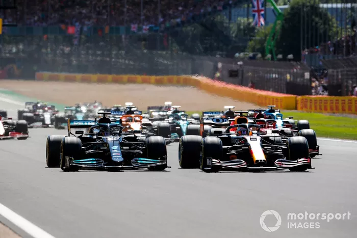 Max Verstappen, Red Bull Racing RB16B, Lewis Hamilton, Mercedes W12 al inicio

