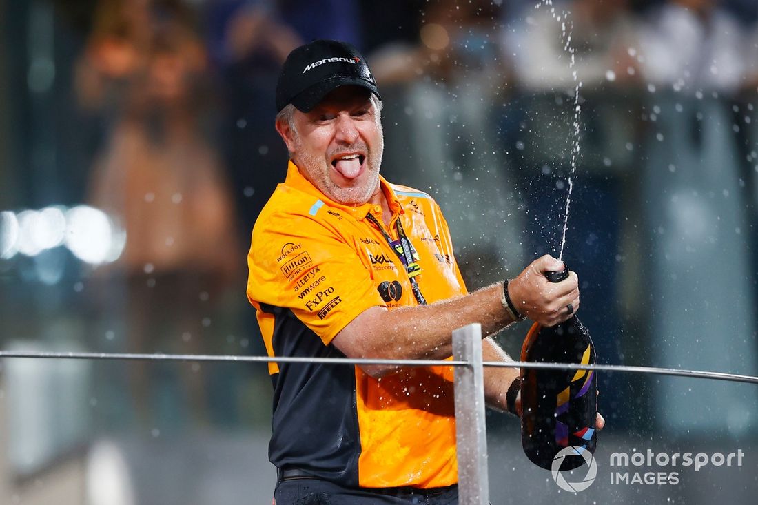 Zak Brown, dyrektor generalny McLaren Racing, rozpyla szampana na podium