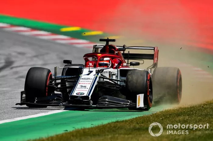 Kimi Raikkonen, Alfa Romeo Racing C38 runs wide 