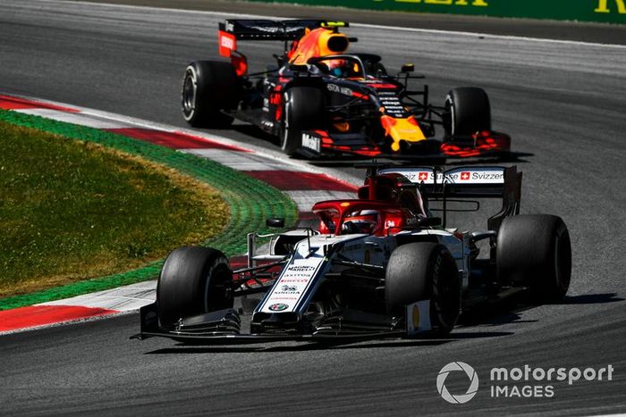 Kimi Raikkonen, Alfa Romeo Racing C38, Pierre Gasly, Red Bull Racing RB15