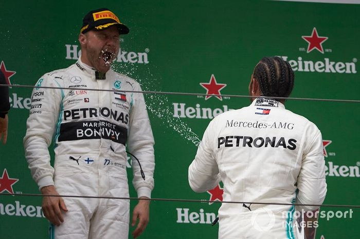 Valtteri Bottas, Mercedes AMG F1, Lewis Hamilton, Mercedes AMG F1, con Champagne