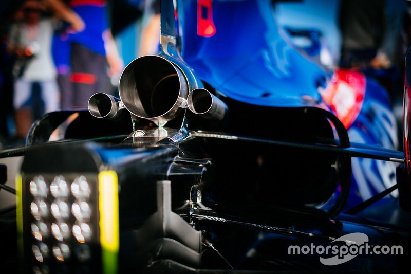 Toro Rosso STR14: Auspuff