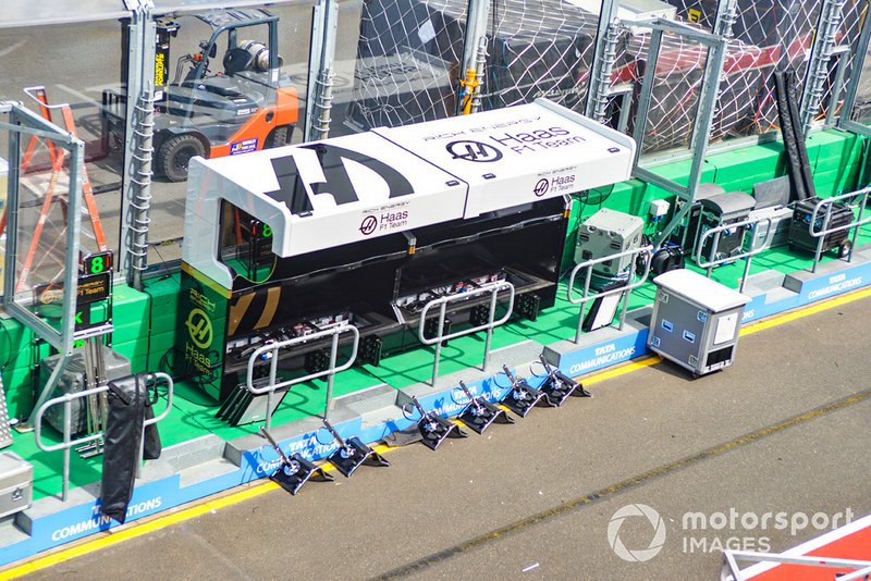 Haas F1 Team pitmuur