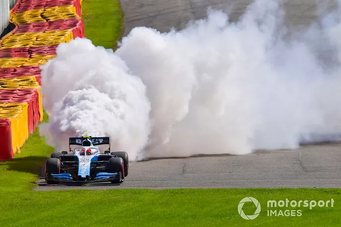 Robert Kubica, Williams FW42, se estaciona con problemas técnicos y una gran columna de humo