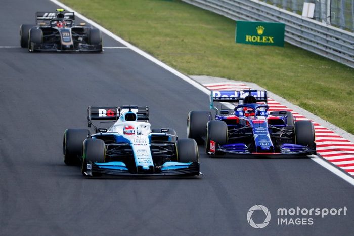 George Russell, Williams Racing FW42, lidera Daniil Kvyat, Toro Rosso STR14, y Kevin Magnussen, Haas F1 Team VF-19