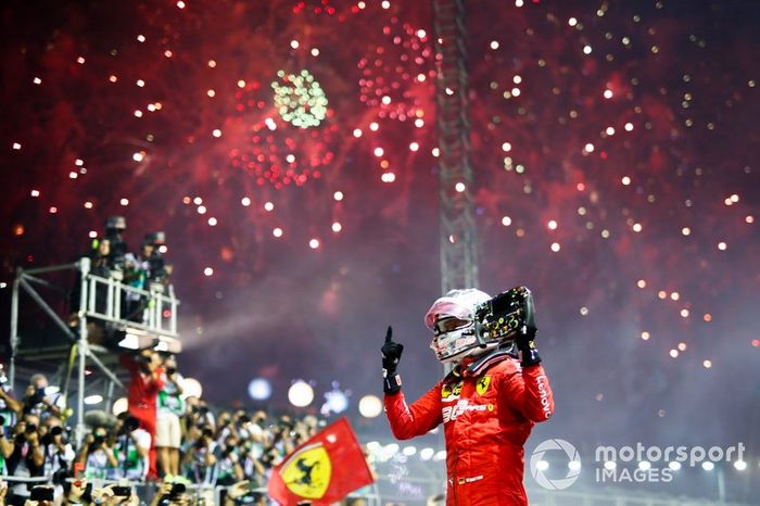 El ganador de la carrera Sebastian Vettel, Ferrari celebra en el Parc Ferme 