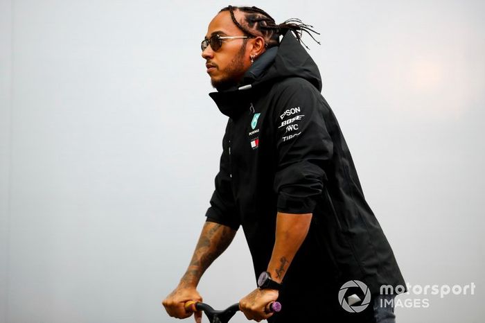 Lewis Hamilton, Mercedes AMG F1 su uno scooter nel paddock