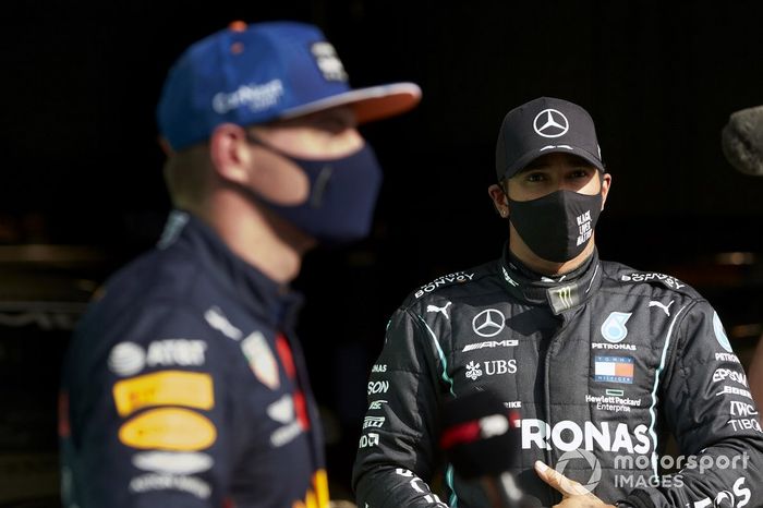 Max Verstappen, Red Bull Racing, y ganado de la pole Lewis Hamilton, Mercedes-AMG F1