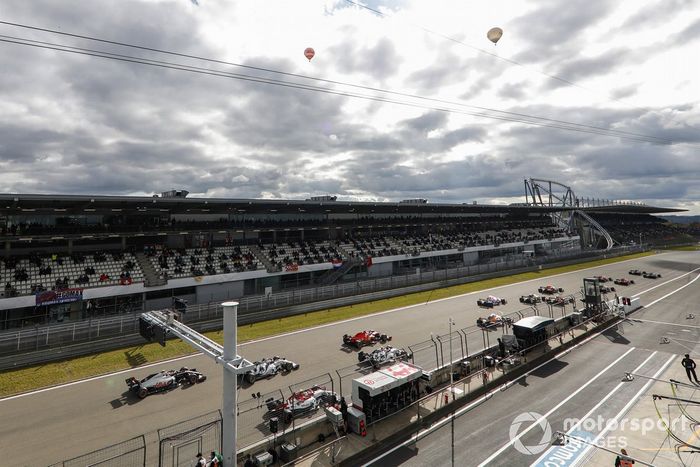 Valtteri Bottas, Mercedes F1 W11, Lewis Hamilton, Mercedes F1 W11, en la primera curva