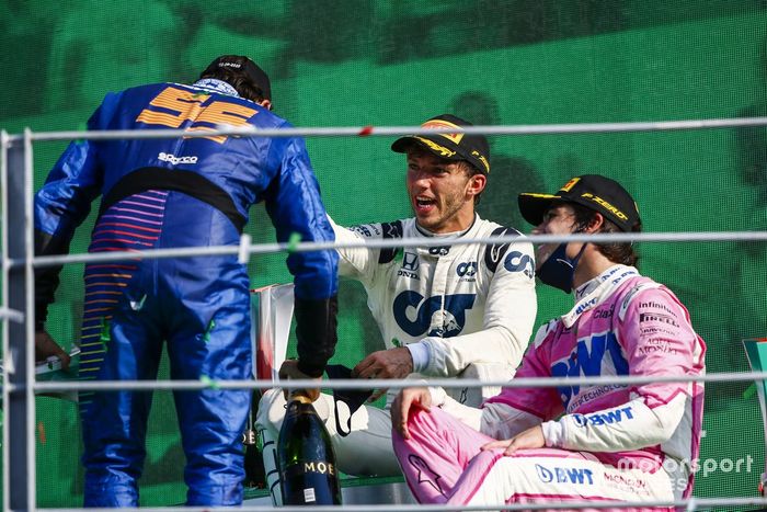 Podio: segundo lugar Carlos Sainz Jr., McLaren, ganador Pierre Gasly, AlphaTauri, y tercer lugar Lance Stroll, Racing Point