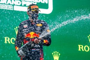 Le vainqueur Max Verstappen, Red Bull Racing, fête avec le Champagne sur le podium