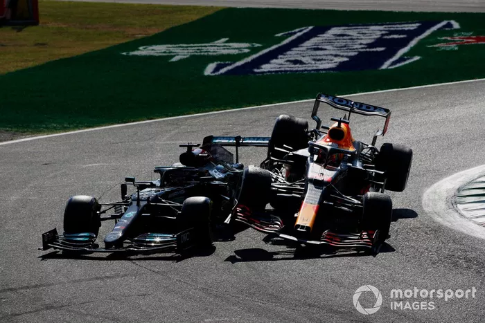 Lewis Hamilton, Mercedes W12, y Max Verstappen, Red Bull Racing RB16B chocan durante la carrera