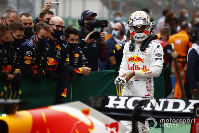 Max Verstappen, Red Bull Racing, 2ª posición, en Parc Ferme