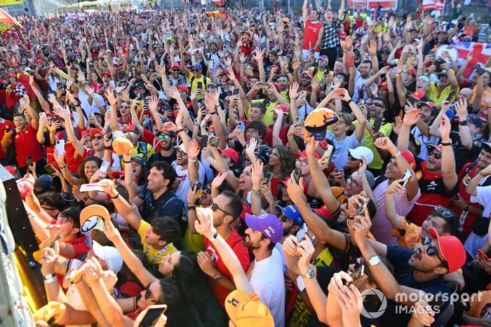 Una gran multitud se reúne para la ceremonia del podio