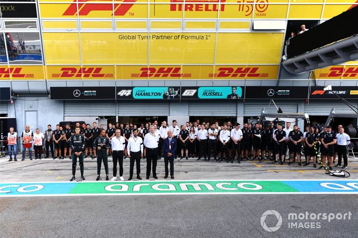 George Russell, Mercedes AMG, Lewis Hamilton, Mercedes AMG, Stefano Domenicali, director general de la Fórmula 1, Mohammed bin Sulayem, presidente de la FIA, Ross Brawn, director general de deportes de motor de la FOM, Angelo Damiani Sticchi, junto con el equipo Mercedes, en homenaje a Su Majestad la Reina