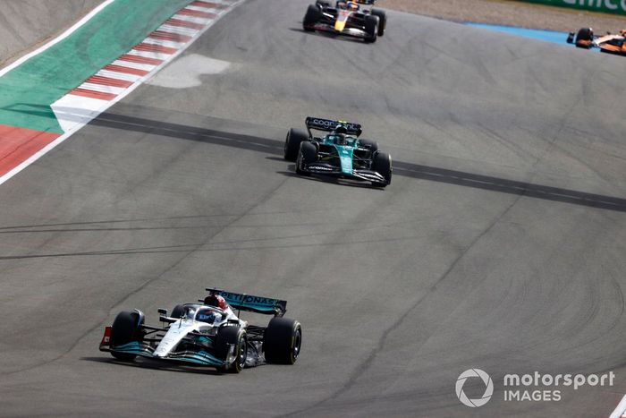 George Russell, Mercedes W13, Sebastian Vettel, Aston Martin AMR22, Sergio Pérez, Red Bull Racing RB18.