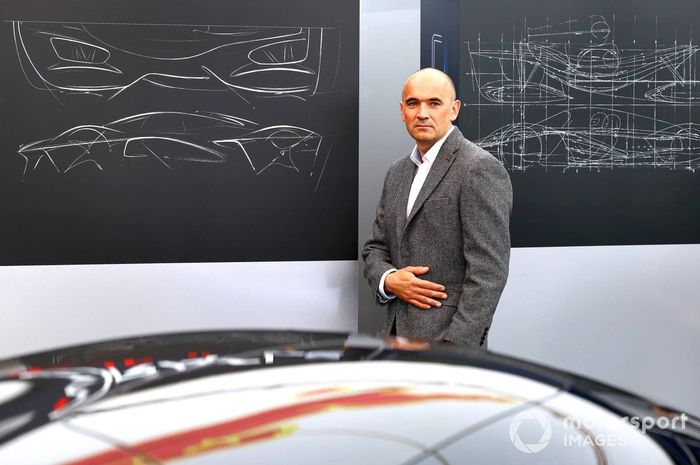 Rob Gray, Technical Director Red Bull Racing with the Red Bull RB17