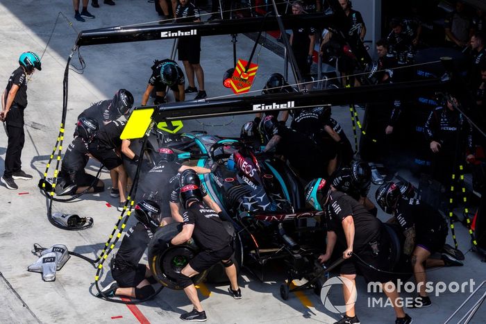 George Russell, Mercedes F1 W15, hace una parada en boxes durante la FP3
