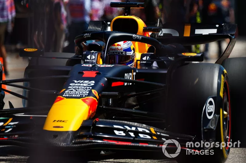 Max Verstappen, Red Bull Racing RB20, dans la voie des stands