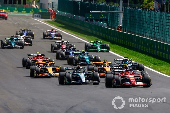 Charles Leclerc, Ferrari SF-24, Lewis Hamilton, Mercedes F1 W15, Lando Norris, McLaren MCL38, George Russell, Mercedes F1 W15, Oscar Piastri, McLaren MCL38, el resto de la parrilla en la salida.