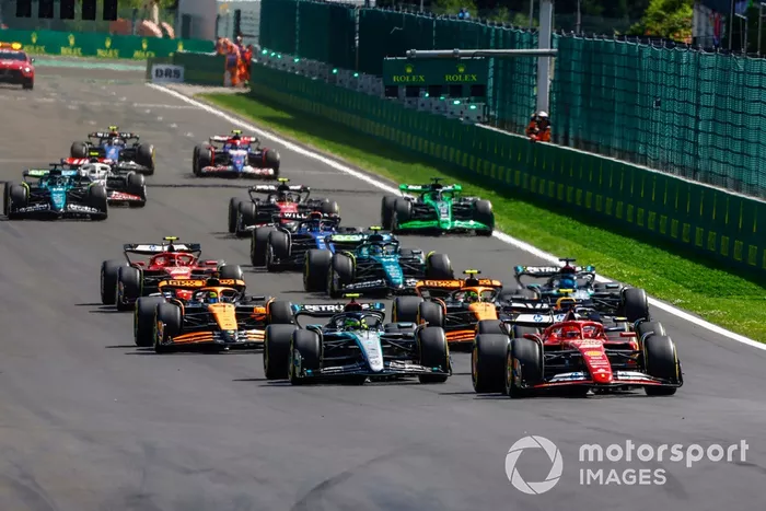 Charles Leclerc, Ferrari SF-24, Lewis Hamilton, Mercedes F1 W15, Lando Norris, McLaren MCL38, George Russell, Mercedes F1 W15, Oscar Piastri, McLaren MCL38, el resto de la parrilla en la salida.