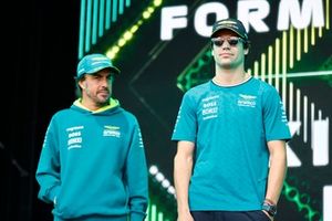 Fernando Alonso, Aston Martin F1 Team, Lance Stroll, Aston Martin F1 Team, en el escenario del foro de fans