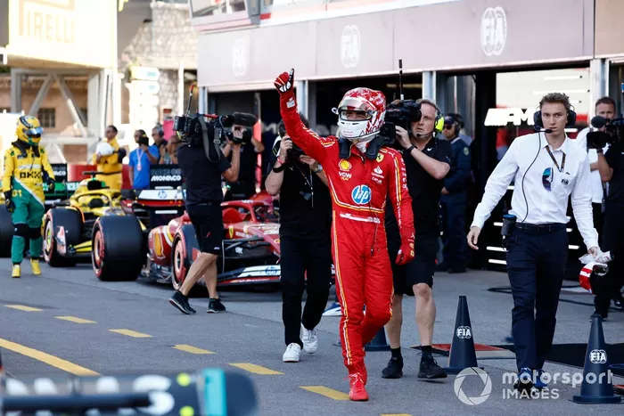 El polaco Charles Leclerc, de la Scuderia Ferrari, celebra su llegada al Parc Ferme