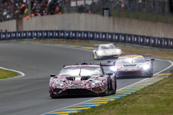  #85 Iron Dames Lamborghini Huracan LMGT3 Evo2: Sarah Bovy, Michelle Gatting, Rahel Frey 