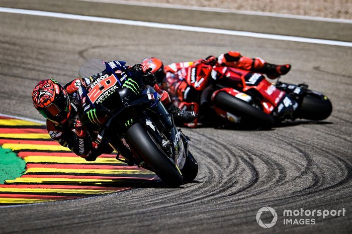 Fabio Quartararo, Yamaha Factory Racing,  y caída de Francesco Bagnaia, Ducati Team