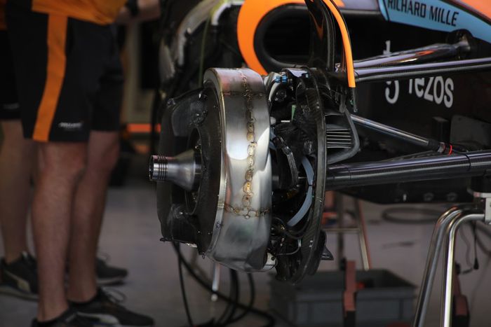 Detalle del freno delantero del McLaren MCL36