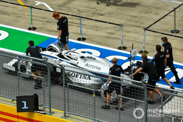 El monoplaza de Nicholas Latifi, Williams FW43 es empujado por el pit lane