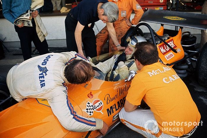 Bruce McLaren, McLaren M14A-Ford, conversa con Teddy Mayer y acostado sobre el auto su compañero de equipo Denny Hulme