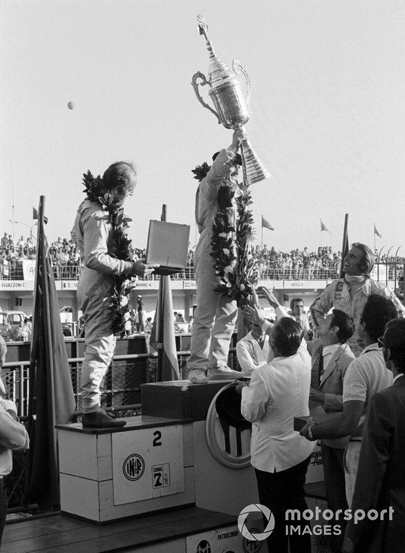 Podio: ganador Jackie Stewart, con el segundo lugar Denny Hulme y tercero Carlos Reutemann, Brabham