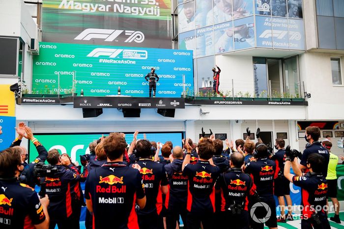 Valtteri Bottas, Mercedes-AMG Petronas F1 and Lewis Hamilton, Mercedes-AMG Petronas F1 on the podium