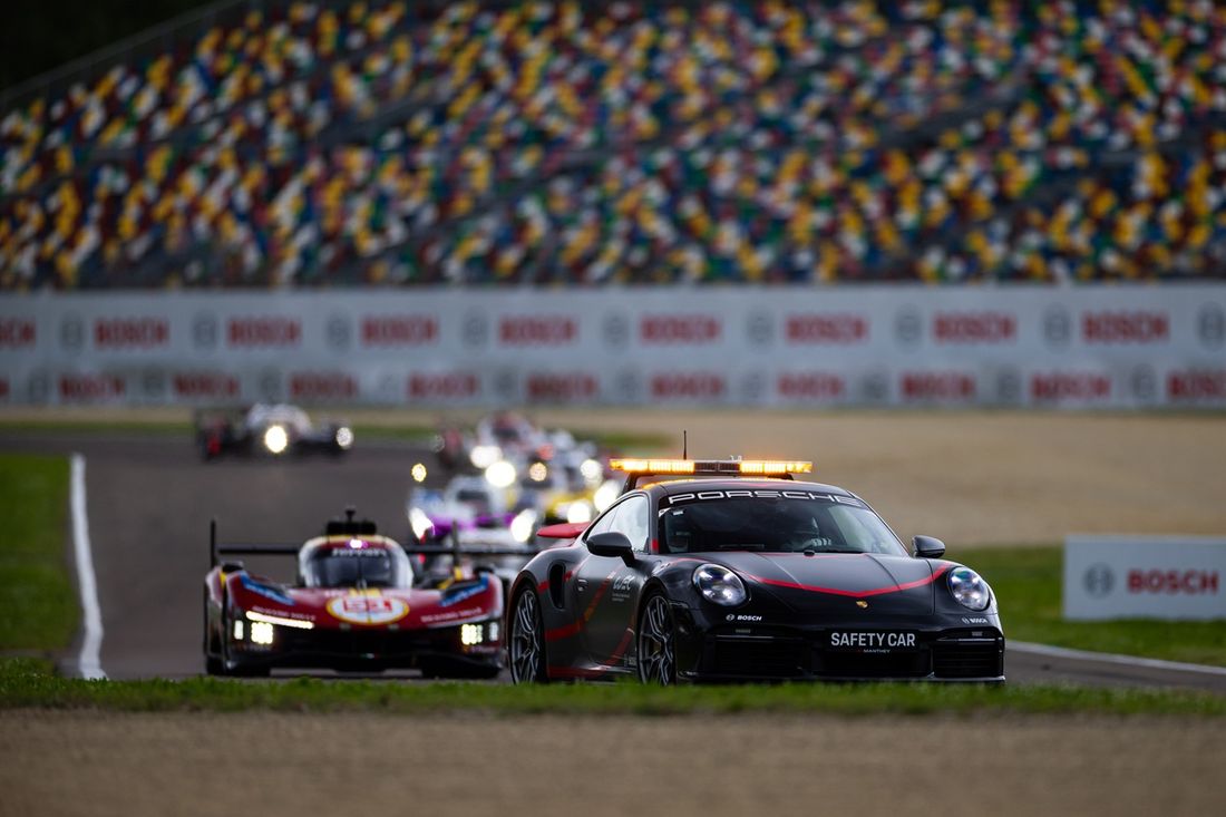 Coche de seguridad en pista