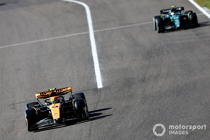 Lando Norris, McLaren MCL60, Fernando Alonso, Aston Martin AMR23