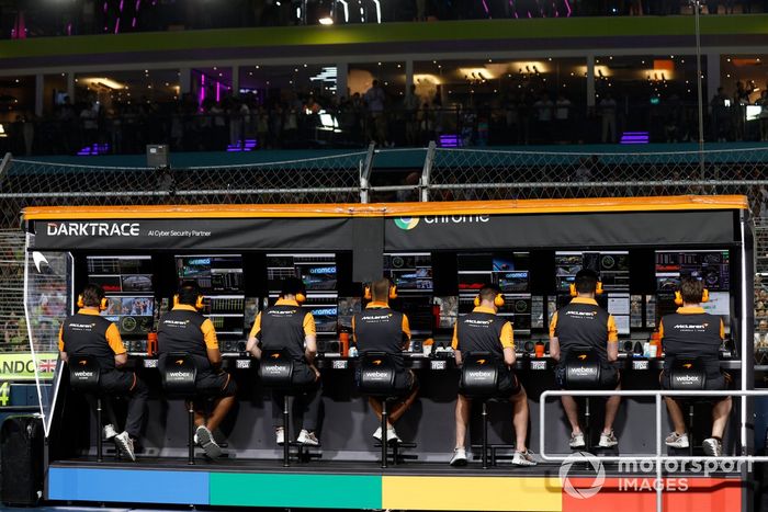 El equipo McLaren en el muro de boxes