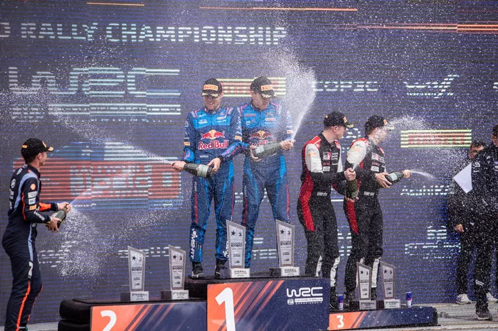 Podio: Ganadores Ott Tänak, Martin Järveoja, M-Sport Ford World Rally Team Ford Puma Rally1, segundo lugar Thierry Neuville, Martijn Wydaeghe, Hyundai World Rally Team Hyundai i20 N Rally1, tercer lugar Elfyn Evans, Scott Martin, Toyota Gazoo Racing WRT T