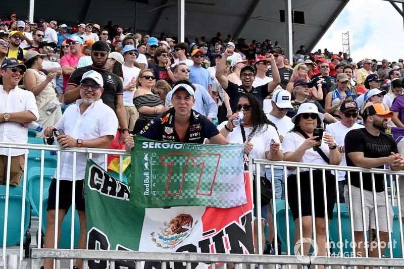 Un fan soutient Sergio Perez, Red Bull Racing