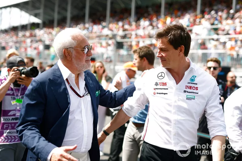 Lawrence Stroll, propriétaire, Aston Martin F1 Team, Toto Wolff, directeur d'équipe et PDG, Mercedes-AMG F1 Team 