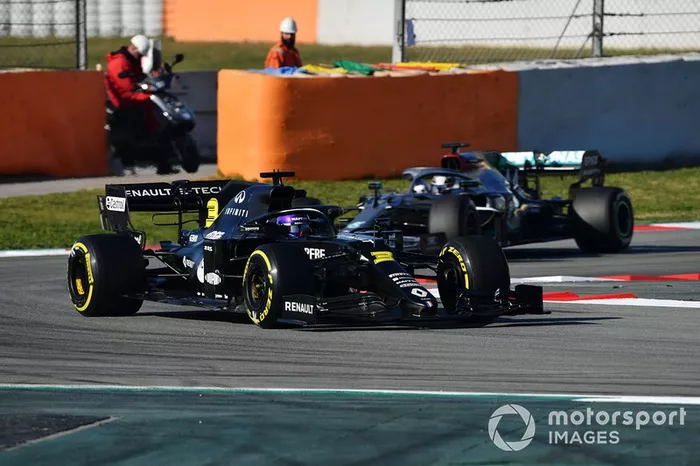 Daniel Ricciardo, Renault F1 Team R.S.20 precede Lewis Hamilton, Mercedes F1 W11