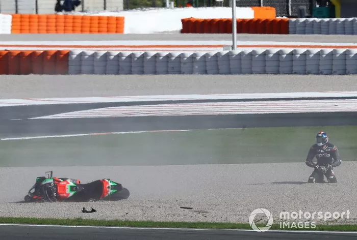 Bradley Smith, Aprilia Racing Team Gresini, después de la caída